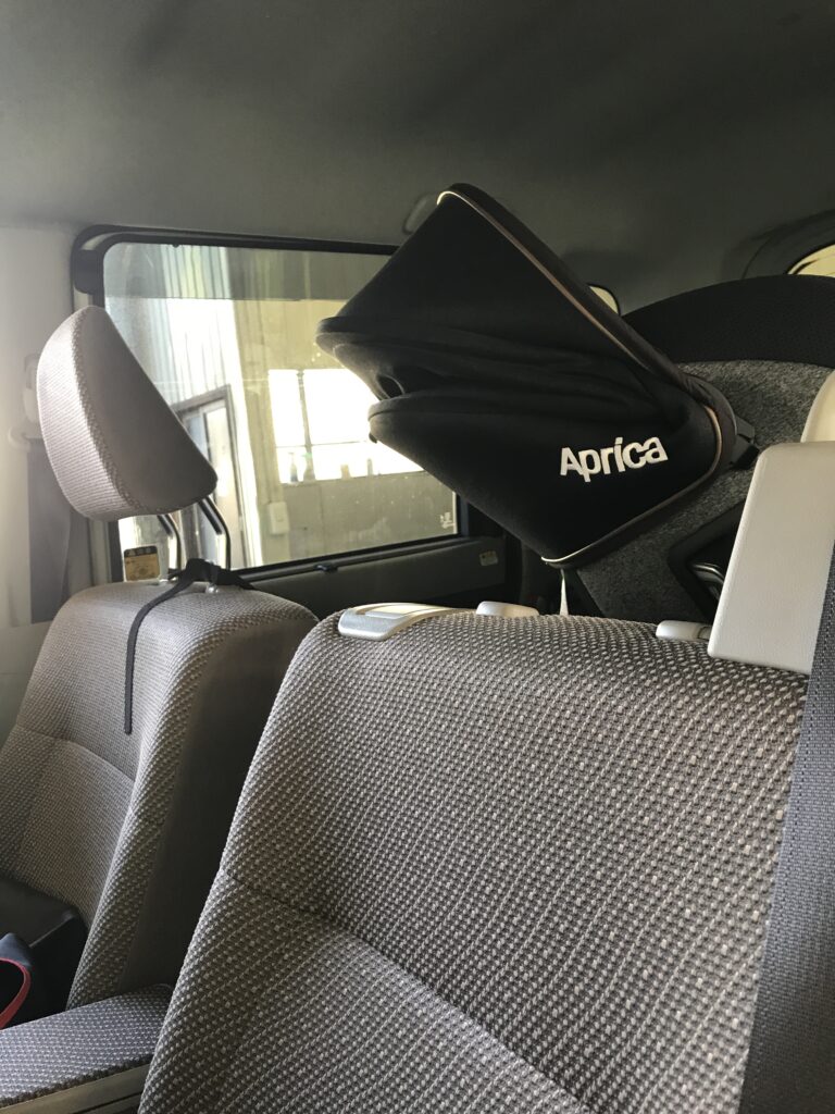 ヘッドレストを取り外した車内の画像